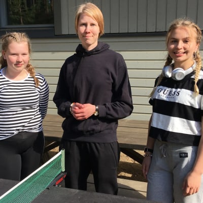 Kuvassa rippikoululainen Venla Viremo (vas.), Savonlinnan seurakunnan pastori Johanna Tykkyläinen ja isonen Pihla Sairanen (oik.).