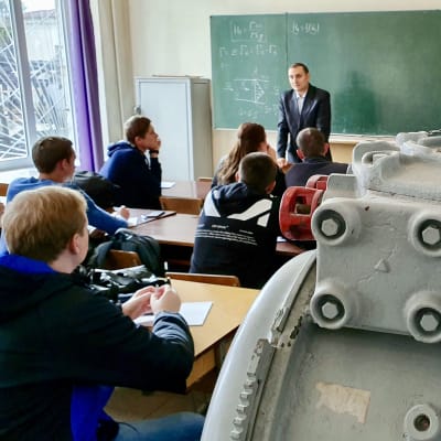 Ett klassrum i Donetsk nationella tekniska universitet i Pokrovsk. På bilden syns studenter och delar av en maskin som används inom gruvdriften i Donbass. 