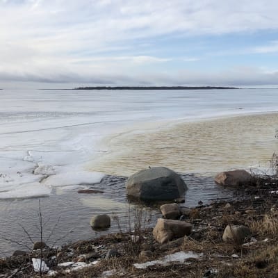 Sulaineita jäitä Virpiniemen merivartioasemna rannassa helmikuussa 2020.