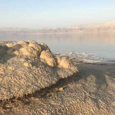 Kuollutmeri suolan peittämine rantoineen on ainoa laatuaan maailmassa.