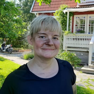 Linda Lönnqvist, en dam med ljust hår och svart sot i ansiktet och på näsan.