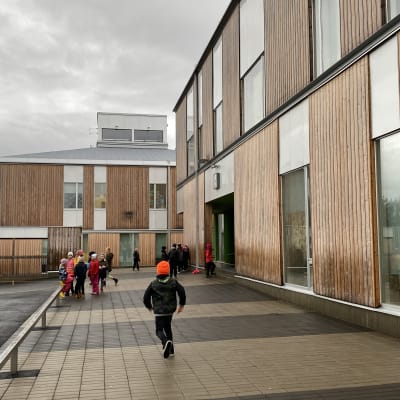 Tuupalan alakoulun puukoulu