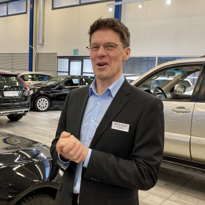 Paikallispäällikkö Ari Roivainen Kajaanin Wetteriltä uskoo autokaupan pääsevän jaloilleen koronavuoden jälkeen.