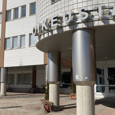 Oulun oikeustalon sisäänkäynti Raksilassa.