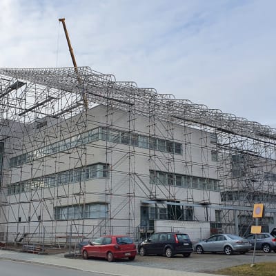 Rakennustelineitä peruskorjattavan Joensuun virastotalon ympärillä keväällä 2021.