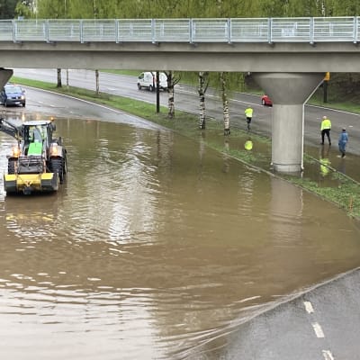 Itä-Tuirassa Kuusamontien liittymässä oleva Miljoonamonttu oli aamuseitsemän kieppeillä osin veden peitossa.