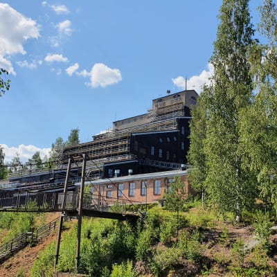 Outokummun vanhan kaivos rikastamon puolelta kuvattuna kesäisenä aurinkoisena päivänä.