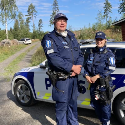 Ylikonstaapeli Toni Reinikainen ja vanhempi konstaapeli Noora Koskela poliisiauton edessä.  