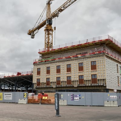 Torihotellin rakennustyömaa Oulun torilla.