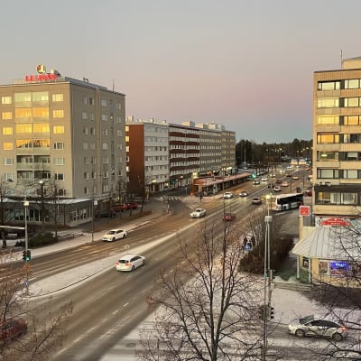 Merikoskenkadun liikennettä Oulun Tuiran kaupunginosassa.