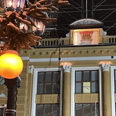 Oulun kaupungintalo ja vaakuna jouluvalaistuksessa.