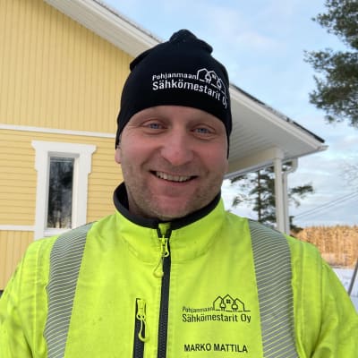 Marko Mattila myy, asentaa ja huoltaa ilmalämpöpumppuja Lestijokilaaksossa. Hänelle arkipäivää ovat myös monenlaiset laitteita koskevat väitteet.