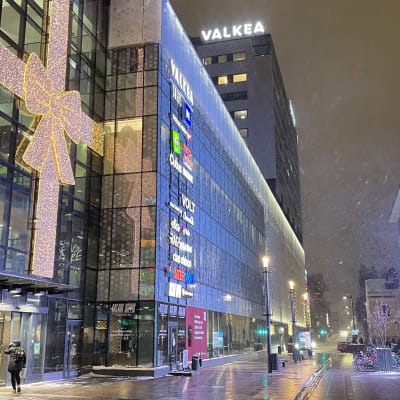 Kauppakeskus Valkean edusta Oulun keskustassa tammikuussa.
