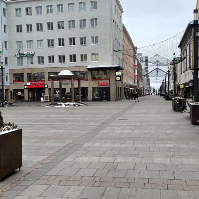 Oulun kävelykatu Rotuaari Kirkkokadun suunnasta etelään.