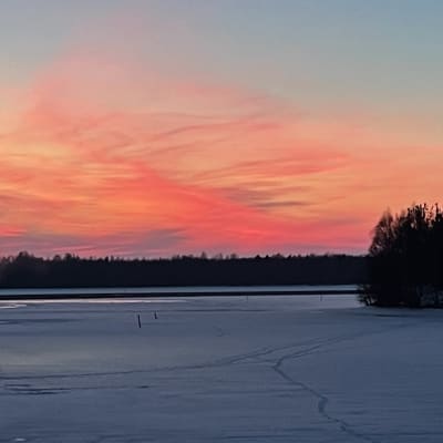 Oulujoen suistoalueen Rommakonselkä maaliskuun ilta-auringossa.