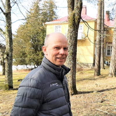 Kristian Westerholm, nuvarande husbonde på Brännbollstad gård i Ingå. Gården ägdes under kriget av tysken Arthur Schwalbe men beslagtogs av Sovjet efter fortsätningskrigets slut.