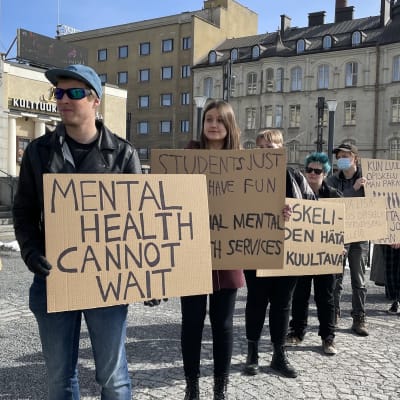 Mielenilmaus keskustorilla. 