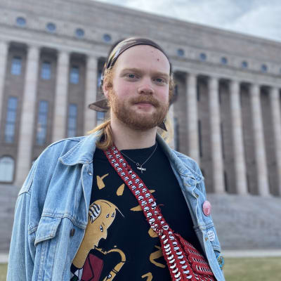 Demonstranten Ivar Sundman framför riksdagshuset