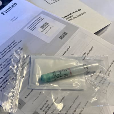 Kutsu suolistosyöpäseulontaan sekä testiputkilo muovipussissa. 