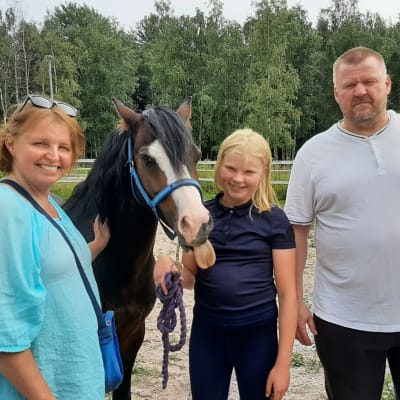 Familjen Tolvanen-Piiri som är med och möjliggör ridsporttävlingarna Seahorse Week i Hangö. Mamma Mervi Tolvanen ansvara för buffén, dottern Roosa Piiri tävar på ponnyn Prinssi och pappa Jarmo Piiri grillar korv och är al