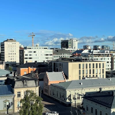 Oulun kaupungin keskustan kattoja lännestä itään päin kuvattuna.