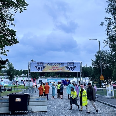 Folk lämnar Vaasa Festival iklädda regnrockar. 