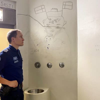 Polis i en polisfängelsecell