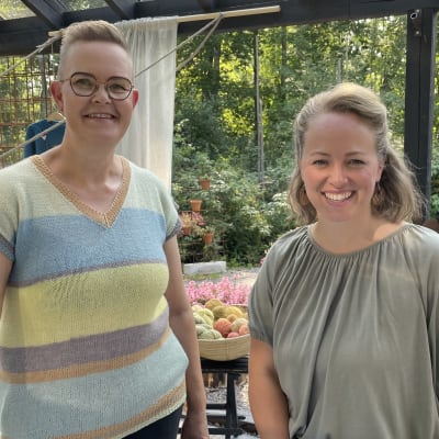 Minna Knutar och Elin Skagersten-Ström står bredvid varandra och ler i en trädgårdsmiljö.