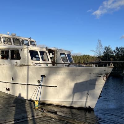 M/S Tampere laiturissa Valkeakoskella Sääksäen sillan kupeessa.