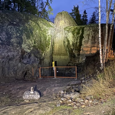 Ingången till Lemminkäinens tempel i Sibbo.