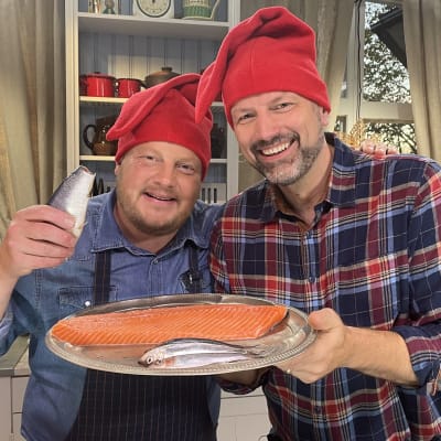 Michael Björklund och Matias Jungar med ett fat av fisk