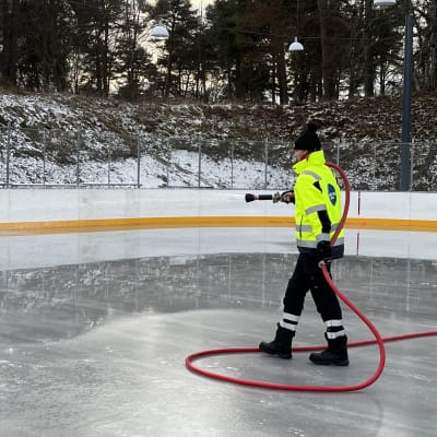 Tampereella Koulukadun tekojääkenttän jäädytystyö marraskuussa 2022.