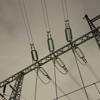 Sähkölinjoja Merikosken voimalaitoksella Oulussa.