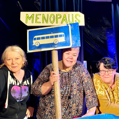 Solveig Lindfors, Katarina Nikkanen, Desiré Strömberg på scenen.
