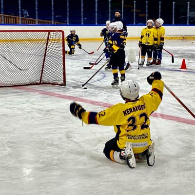 Ishockeyjuniorer tränar på isen.