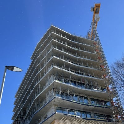 Oulun keskustaan valmistuva Vaaranpihan tornitalo maaliskuussa 2023.