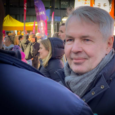 Pekka Haavisto tekee vaalikampanjointia Narinkkatorilla.