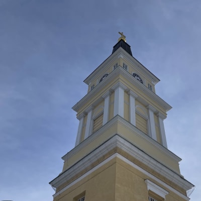 Oulun tuomiokirkon kellotorni.