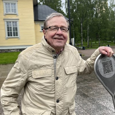 Tunnettu television uutistoimittaja ja poijun näköinen taideteos.