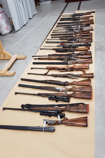 35 vapen som polisen beslagtagit i samband med en husrannsakan.