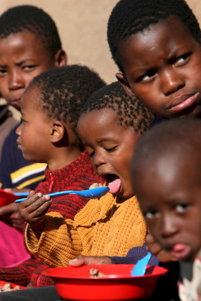 Sydafrikanska barn tilldelas mat.