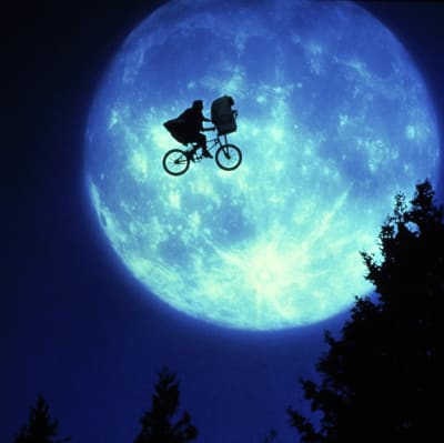 Elliot ja E.T. lentävät polkupyörällä vasten täysikuuta elokuvassa E.T.