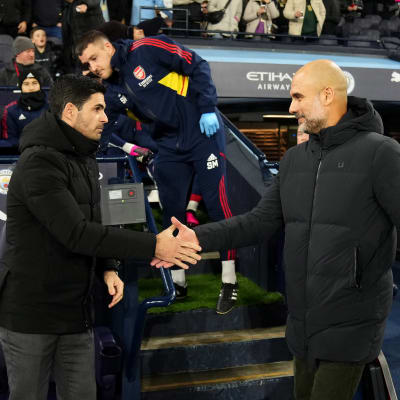 Arsenalin päävalmentaja Mikel Arteta kätteli Manchester Cityn päävalmentajaa Josep Guardiolaa.