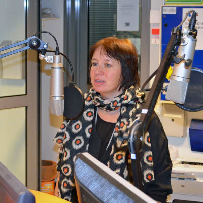 Fritjof Sahlström och Ylva Larsdotter diskuterar i radiostudion