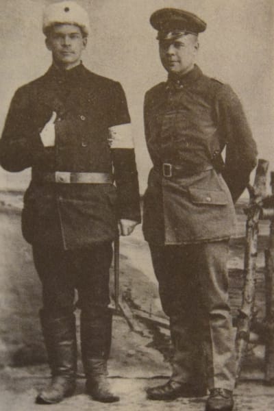 Birger Lemberg (t.h.) tillsammans med sin bror Runar i Vasa i lutet av februari 1918