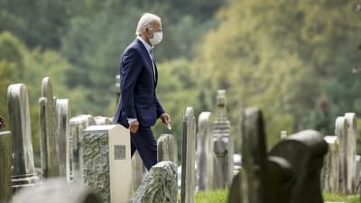 Joe Biden går på en begravningsplats.