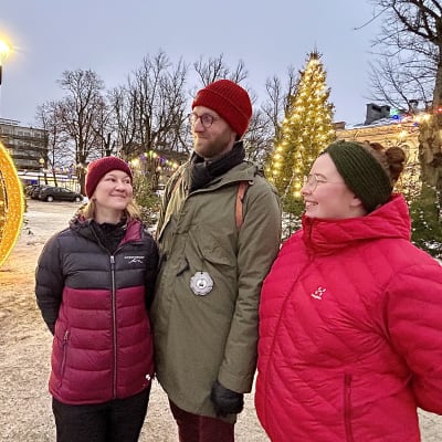  Anu Lius, Jan Forsman och Anna Juustovaara på jultorget i Borgå.
