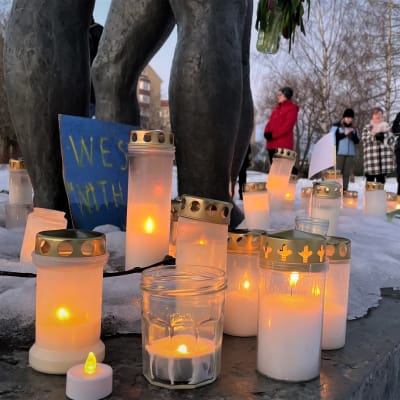 Tampereella Kalevassa sijaitsevaan Kiovanpuistoon kerääntyi ihmisiä osoittamaan tukensa Ukrainalle.