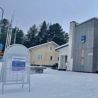 Tervetuloa äänestämään -kyltti Ristijärven kunnantalon edessä vaalipäivänä 22.1.2022
