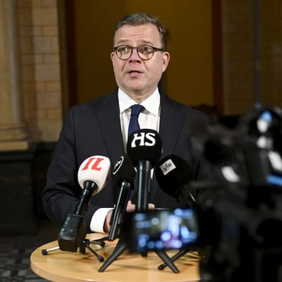 Petteri Orpo talar i mikrofoner i Ständserhuset inför regeringsförhandlingarna den 5 juni 2023.